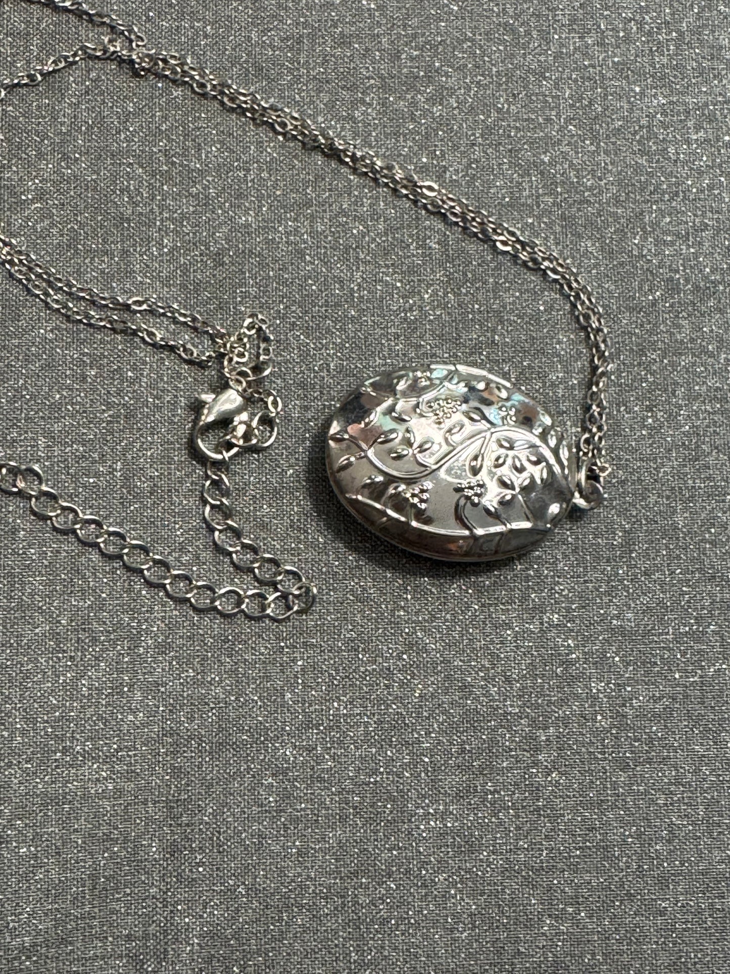 🌸 Floral Locket Necklace