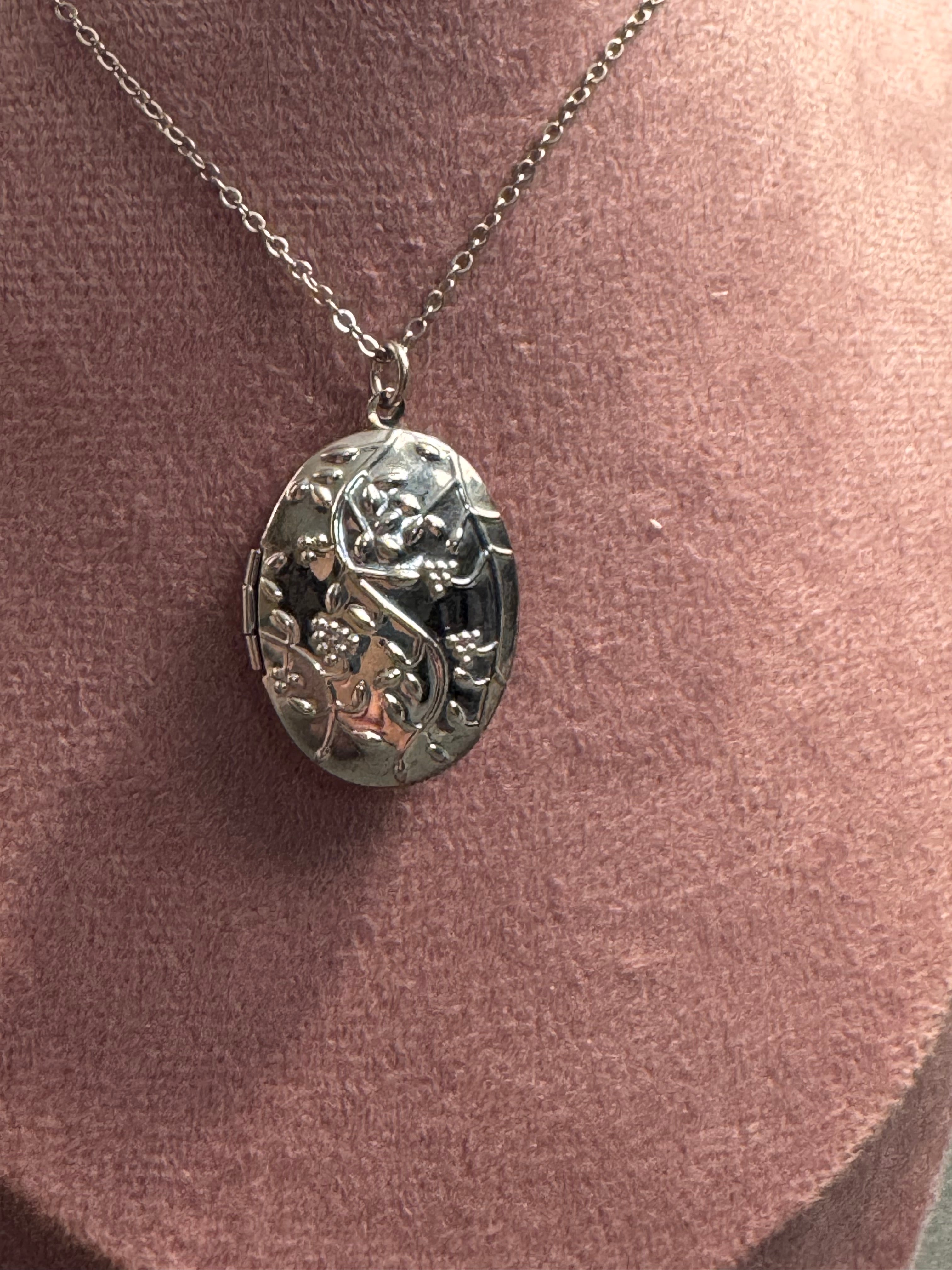 🌸 Floral Locket Necklace