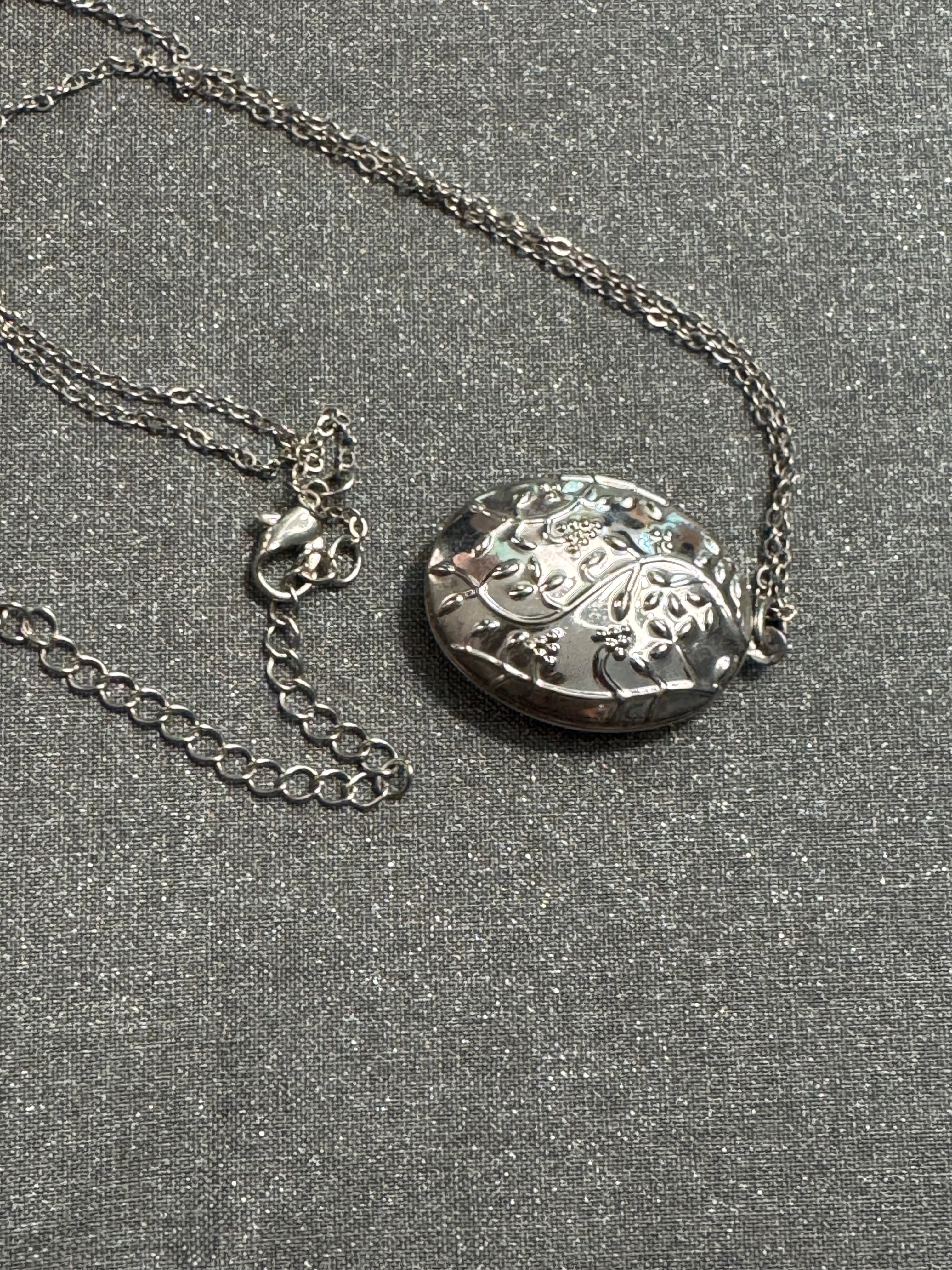 🌸 Floral Locket Necklace